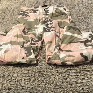 3/$30-MWOT-Pink wide leg Camo,Cargo pants with tie waist-very Large XS